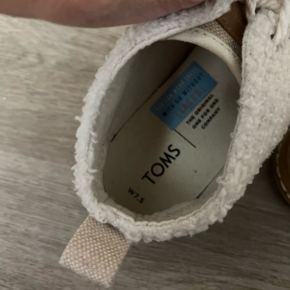 Toms New Bota Textile Sneaker in Gold and Beige Bouckle with Laces. - Picture 3 of 10